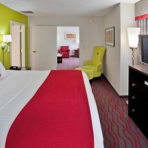 Deluxe One-Bedroom King Suite
